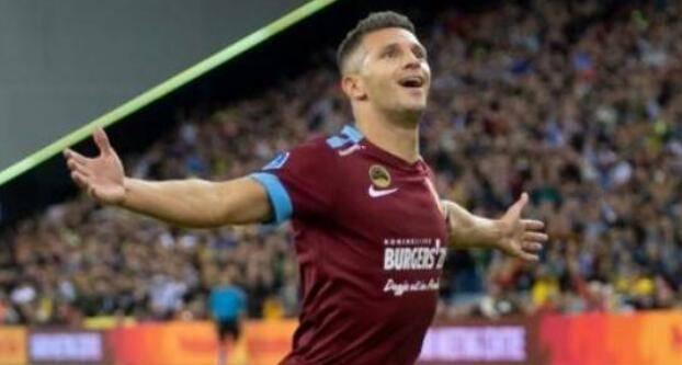 球场上两人 球场上两人